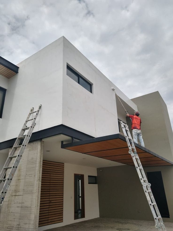 Trabalhos no exterior de uma moradia branca