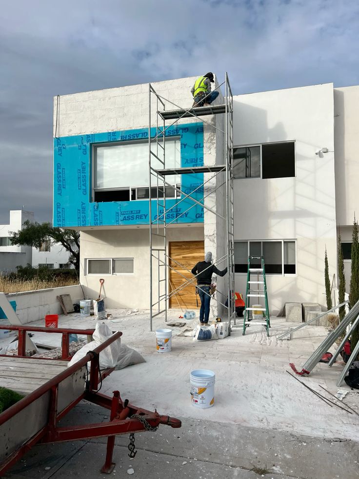 Equipa a trabalhar na fachada de uma moradia