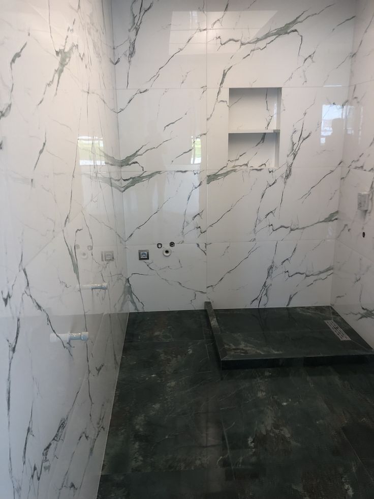 Revestimento cerâmico de grandes dimensões aplicado numa casa de banho